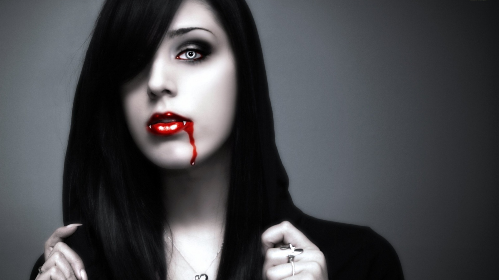 Черноволосая девушка вампир