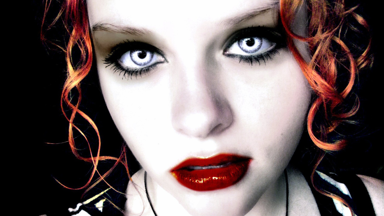 Грустная девушка вампир