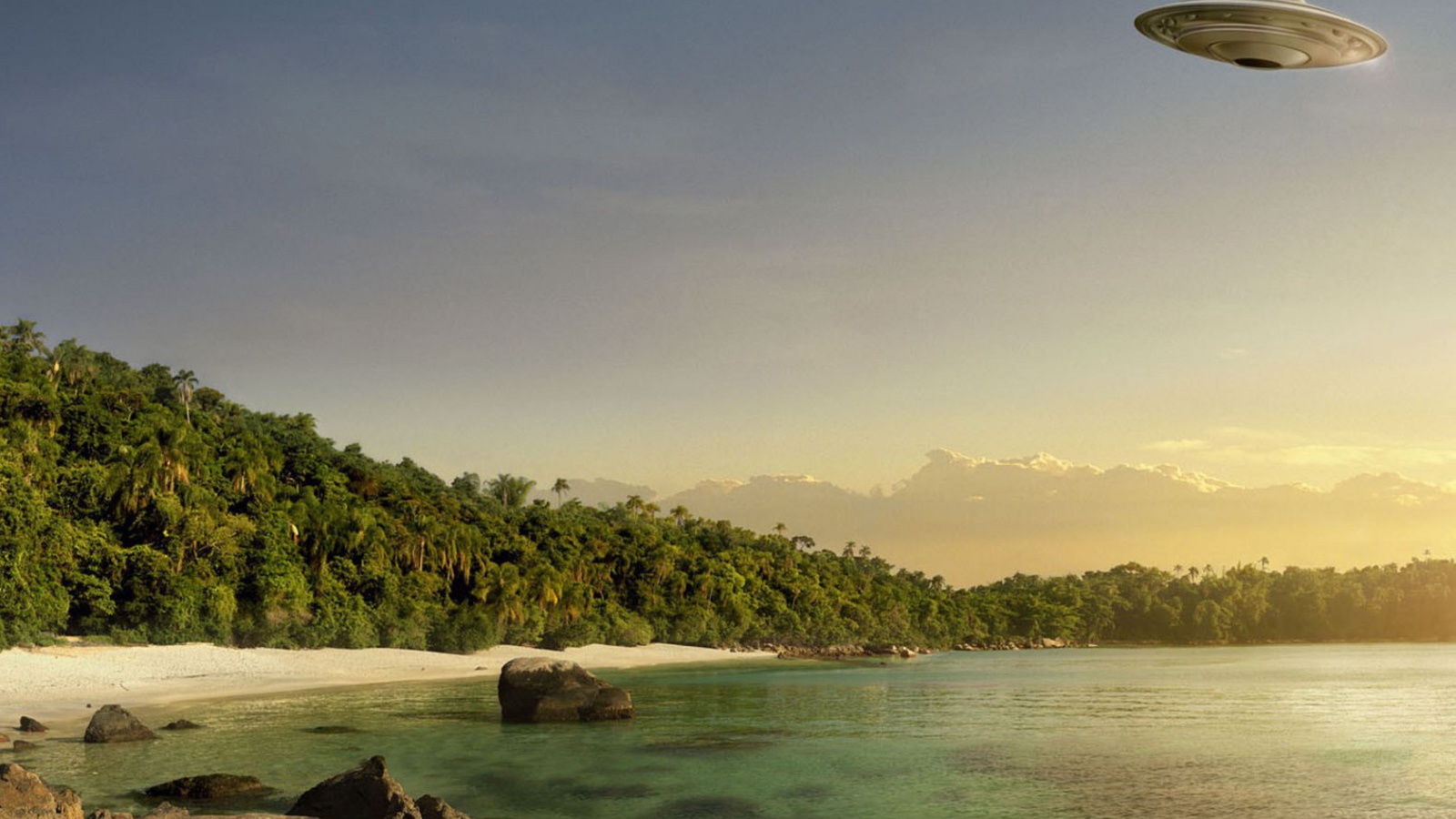 Летающая тарелка над пляжем