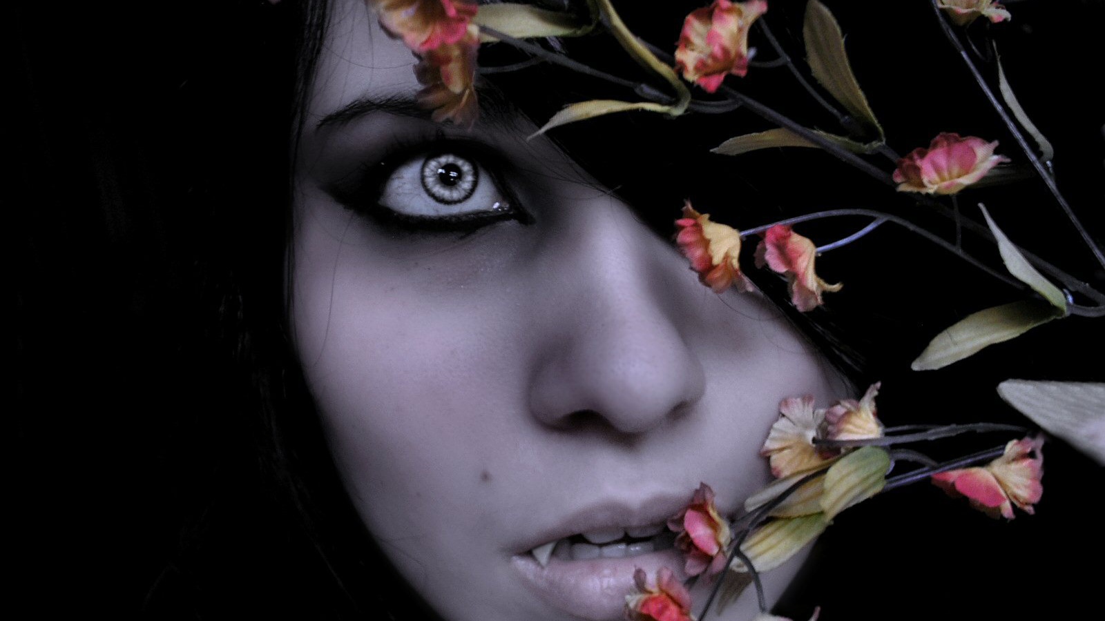 Вампир девушка в цветах