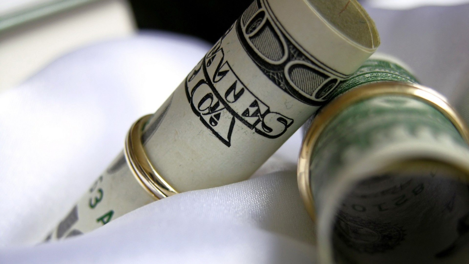 Доллар свернут трубочкой