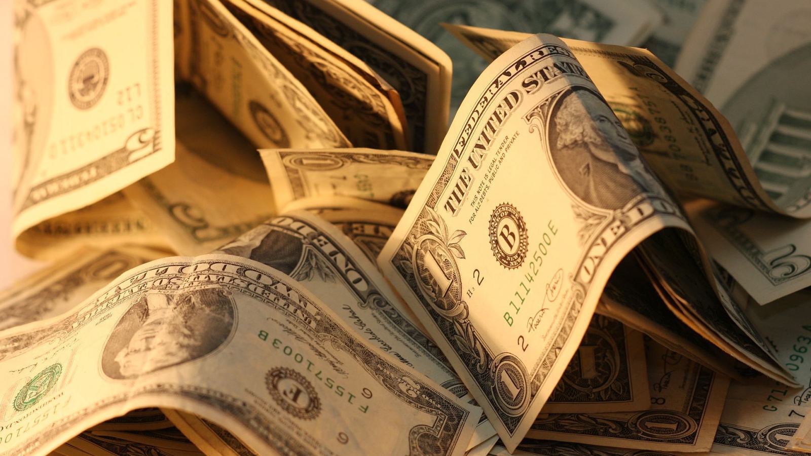 Доллары в лучах солнца