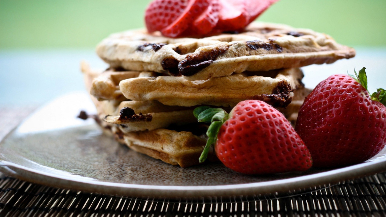 Оладьи с клубникой