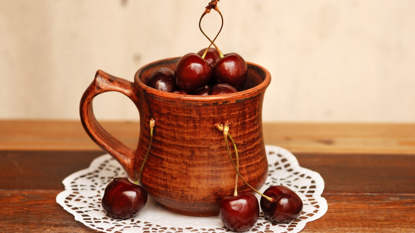 Чашка с вишнями