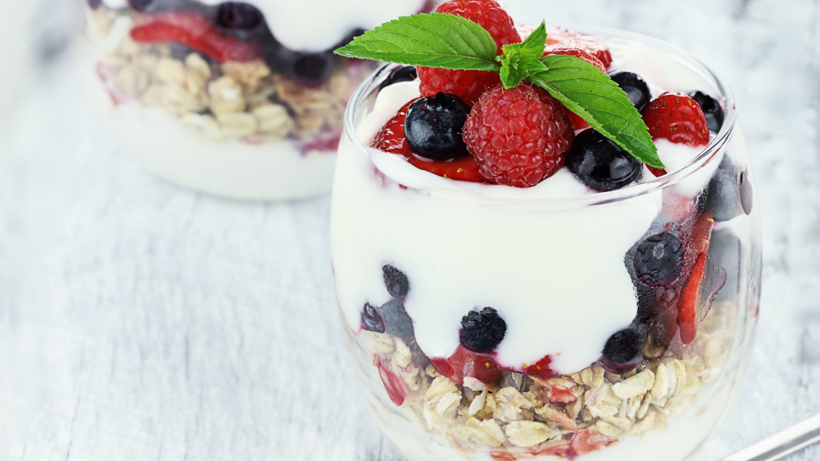 Десерт с орехами и ягодами