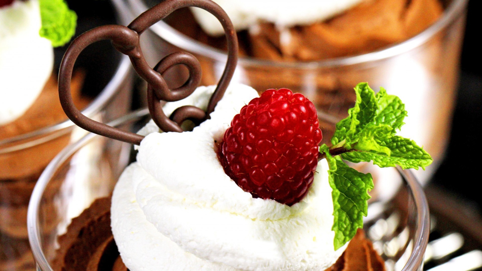 Мороженное с малиной