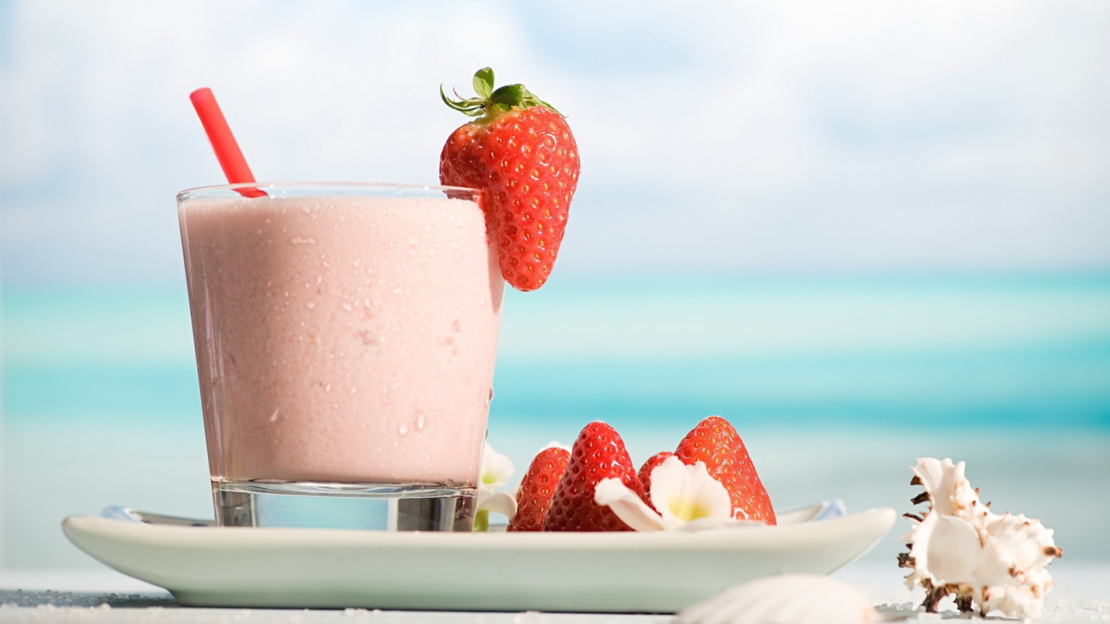 Клубничный коктейль