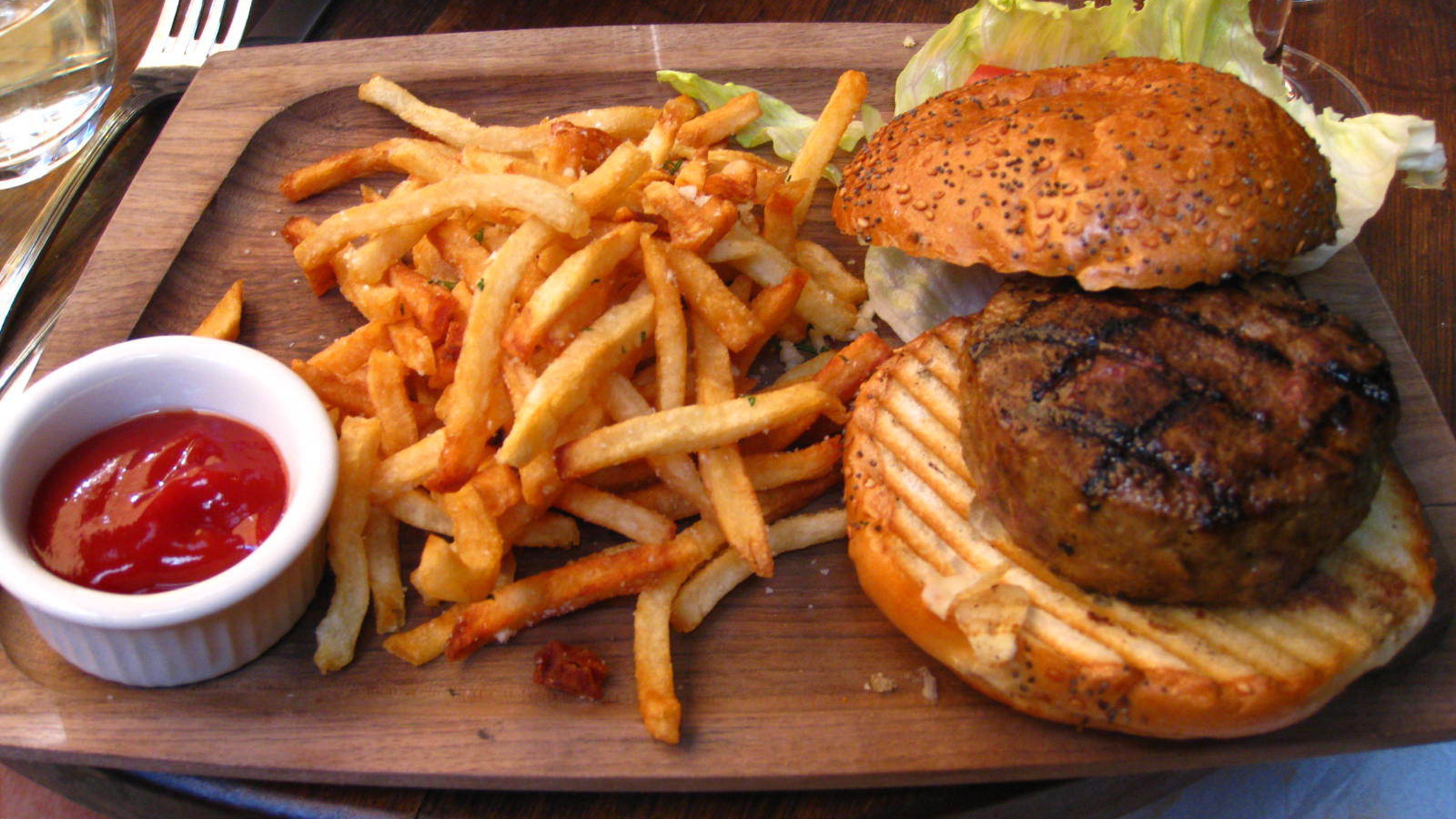 Гамбургер и картофель фри