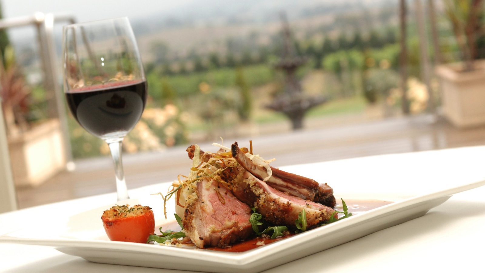 Жареные ребрышки и вино