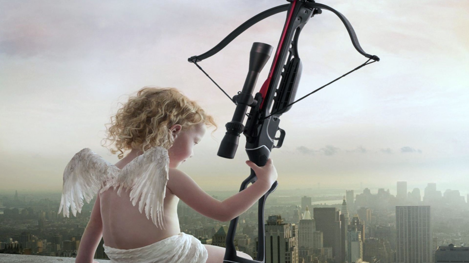 Купидон сидит на крыше