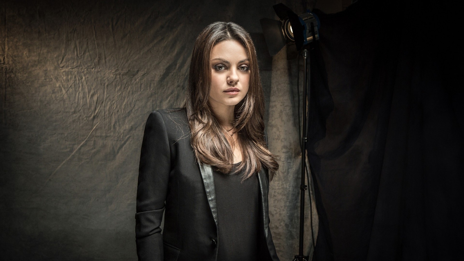 Красивая Мила Кунис