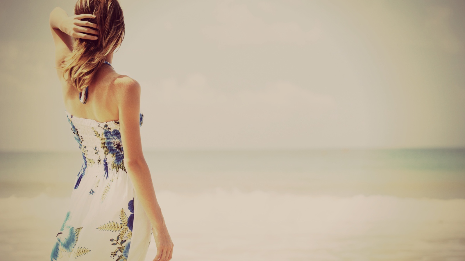 Девушка наслаждается морским бризом