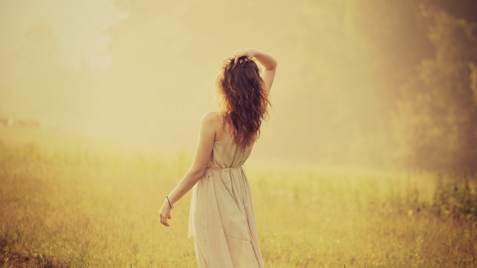 Девушка в льняном платье