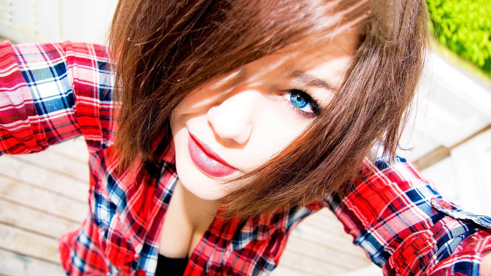 Девушка в клетчатой рубашке