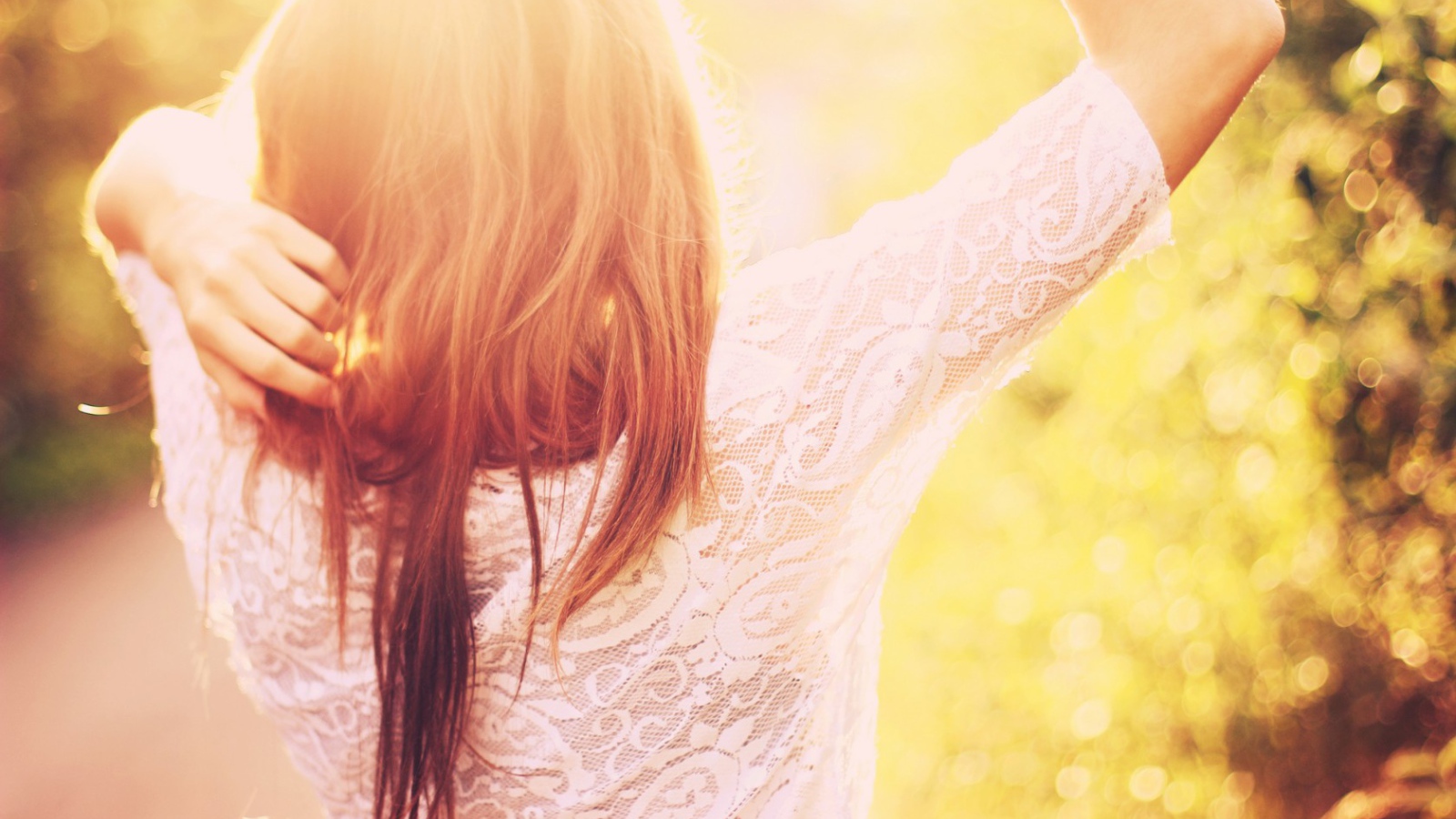 Девушка на прогулке в ясную погоду