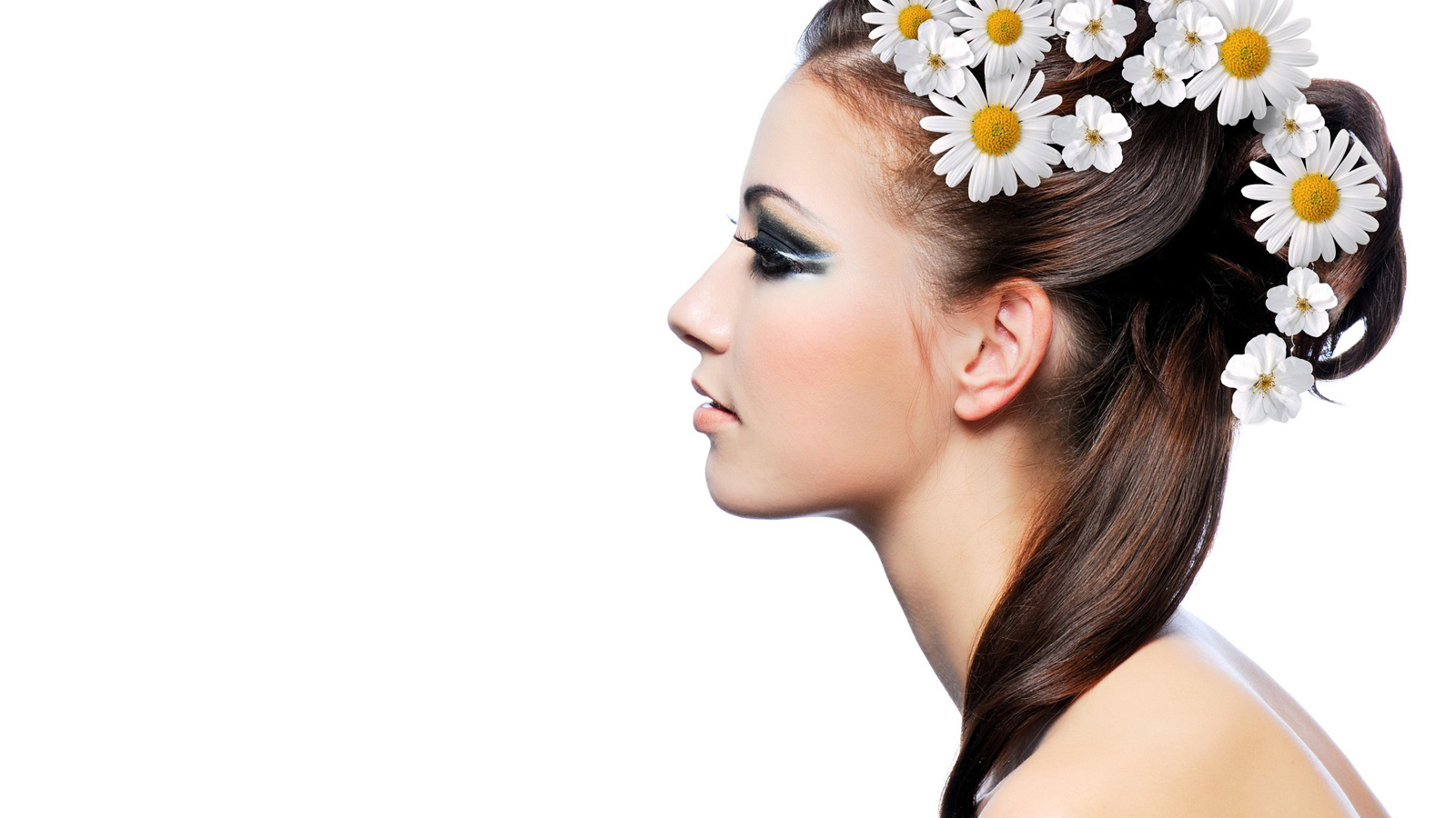 Девушка с ромашками в волосах
