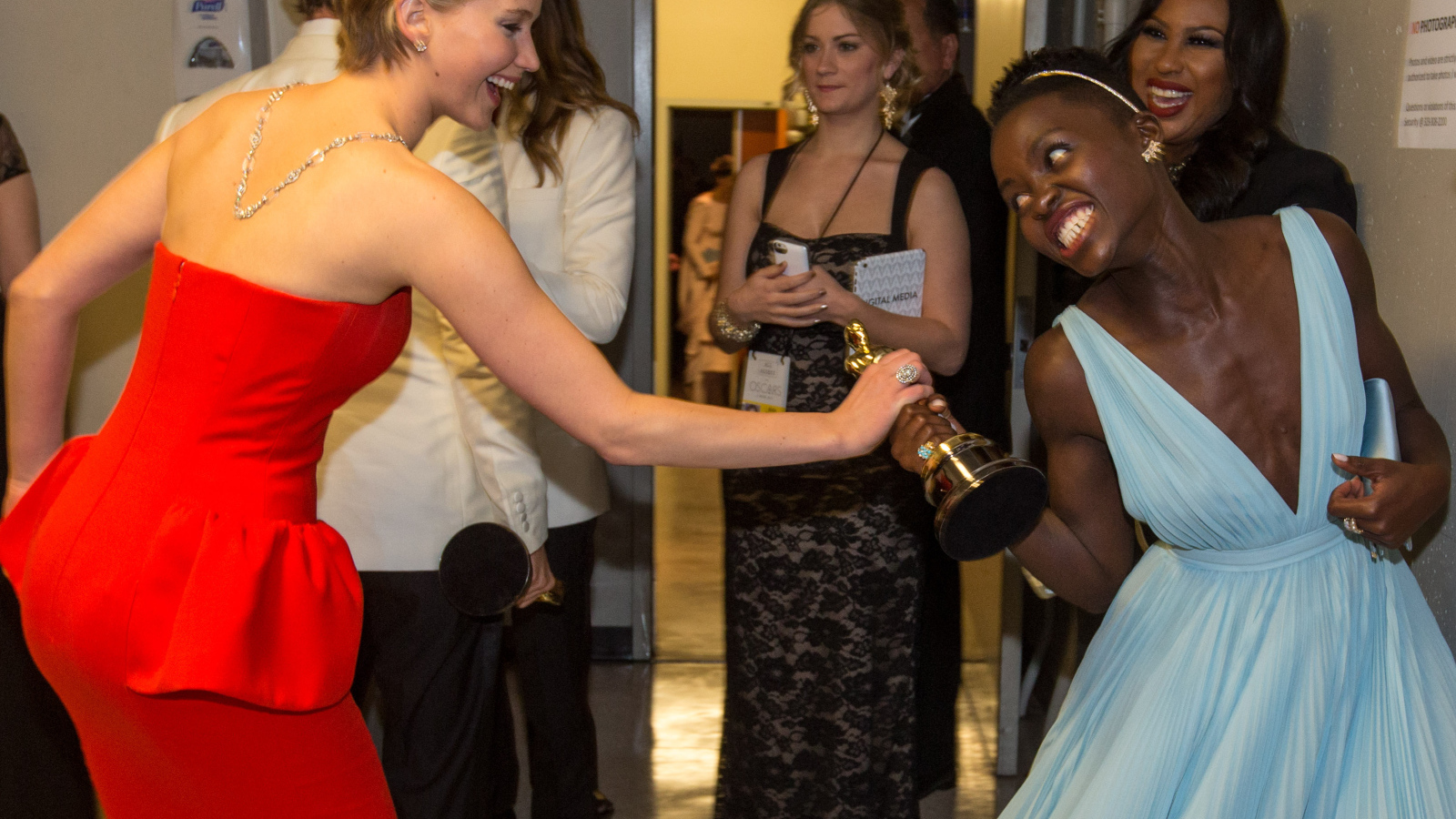 Очаровательная модель Лупита Нионго