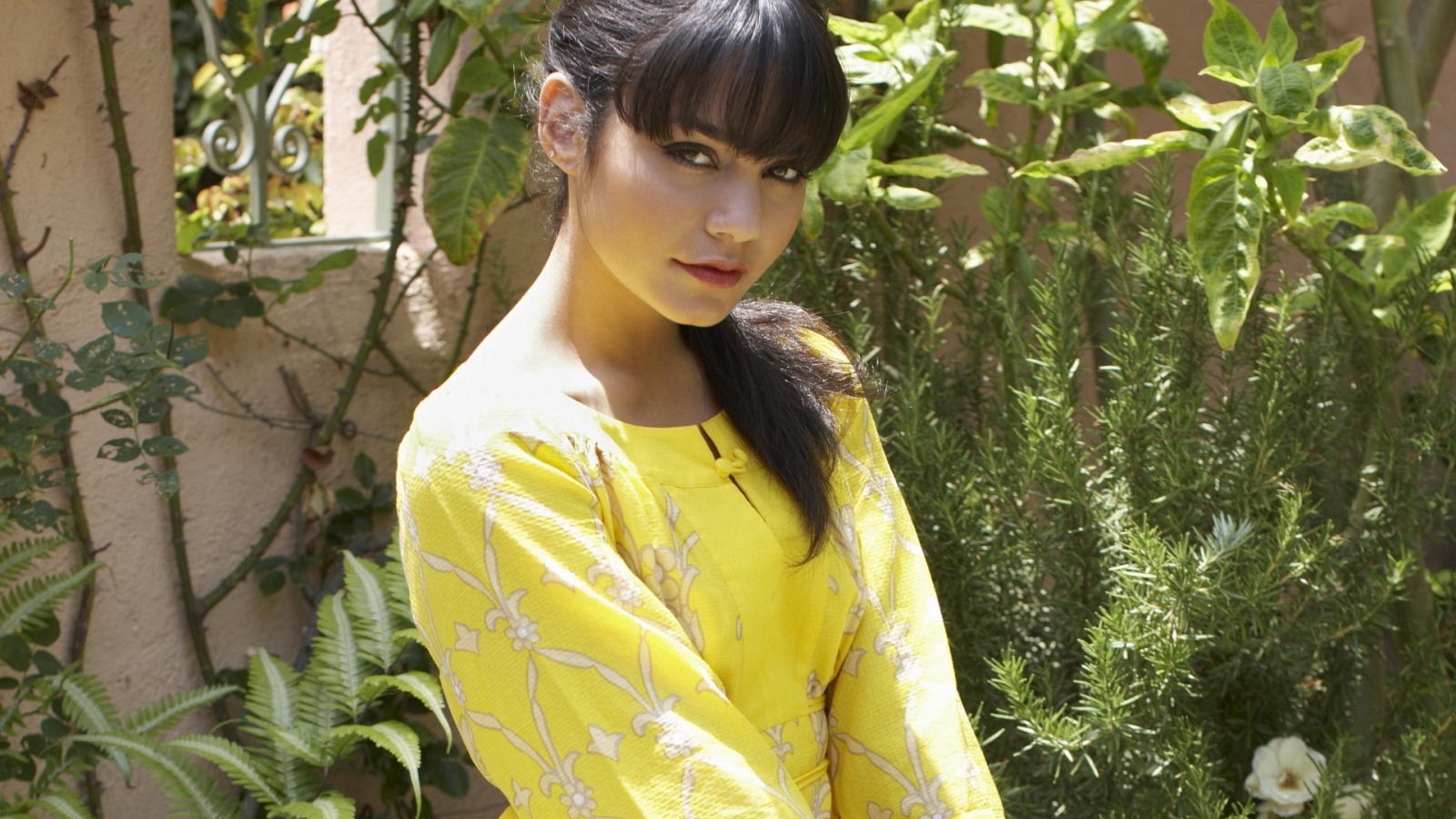 Актриса Ванесса в желтом платье