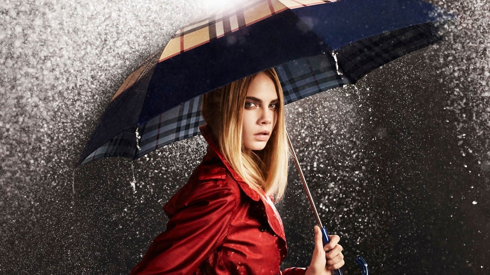 Красивая девушка под зонтом