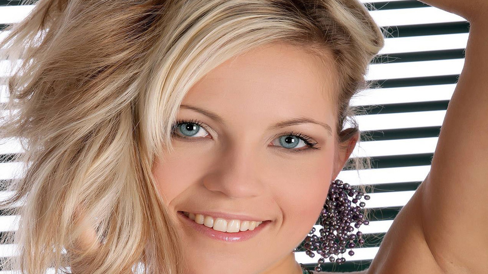 Блондинка с голубыми глазами