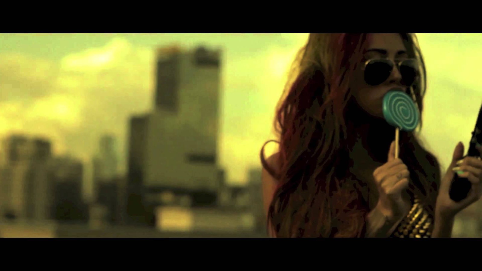 Диана Мелисон с леденцом