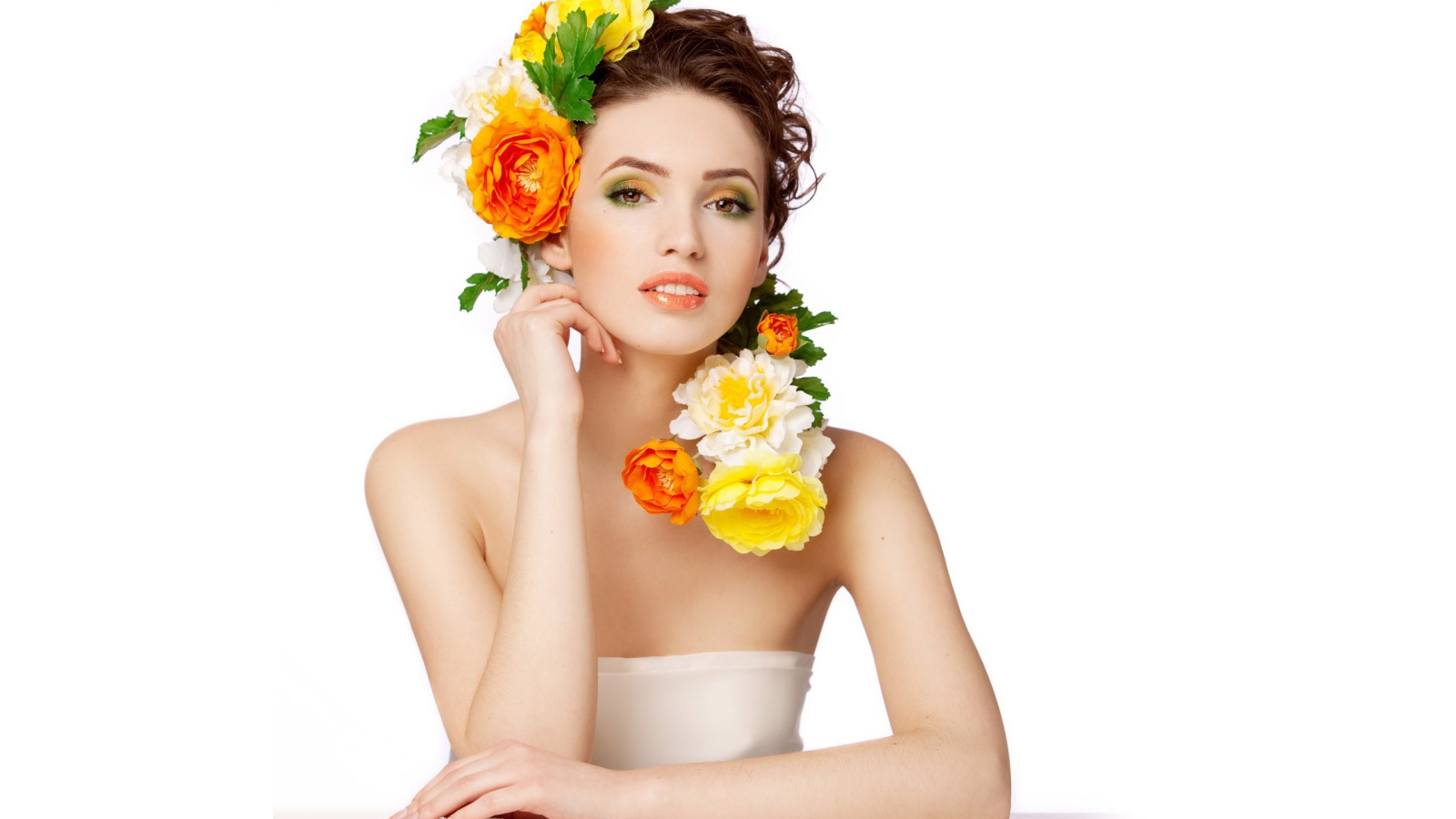 Девушка с цветами на голове