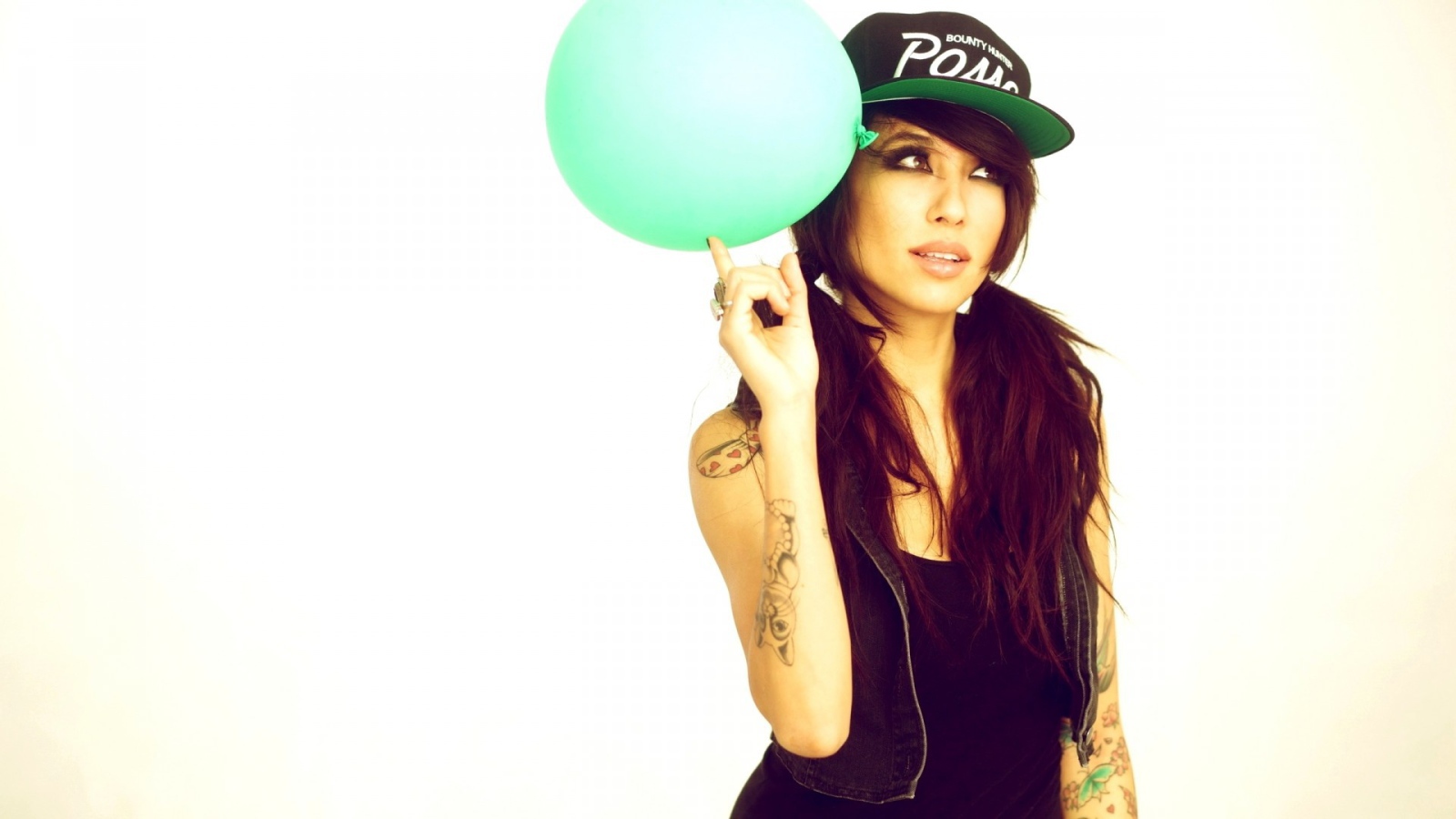 Девушка с зеленым шариком