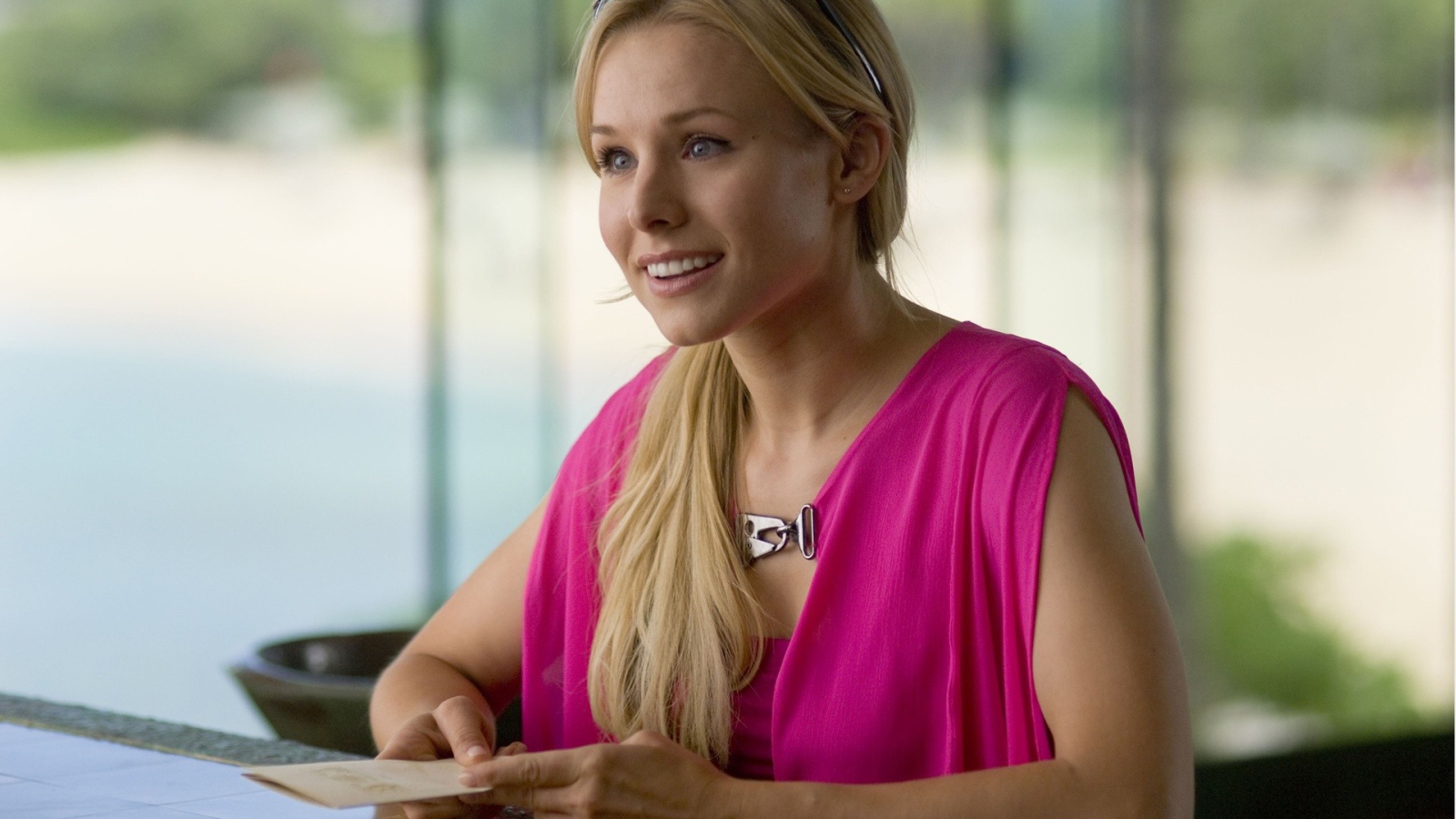 Актриса в розовом платье