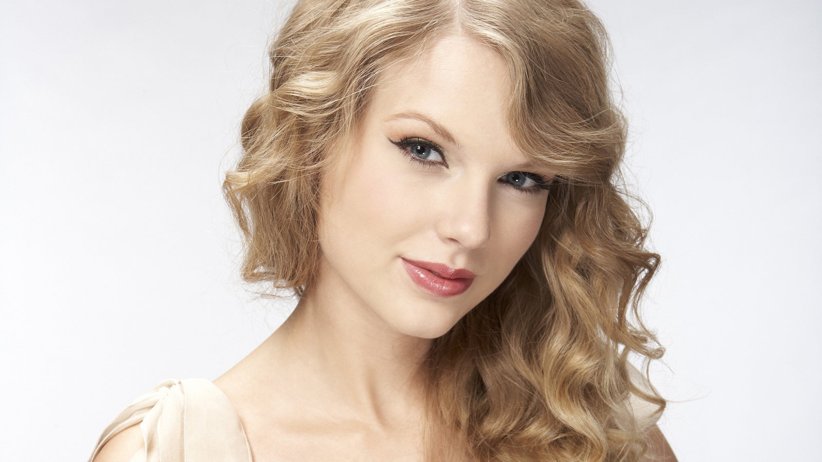 Блондинка Тейлор Свифт