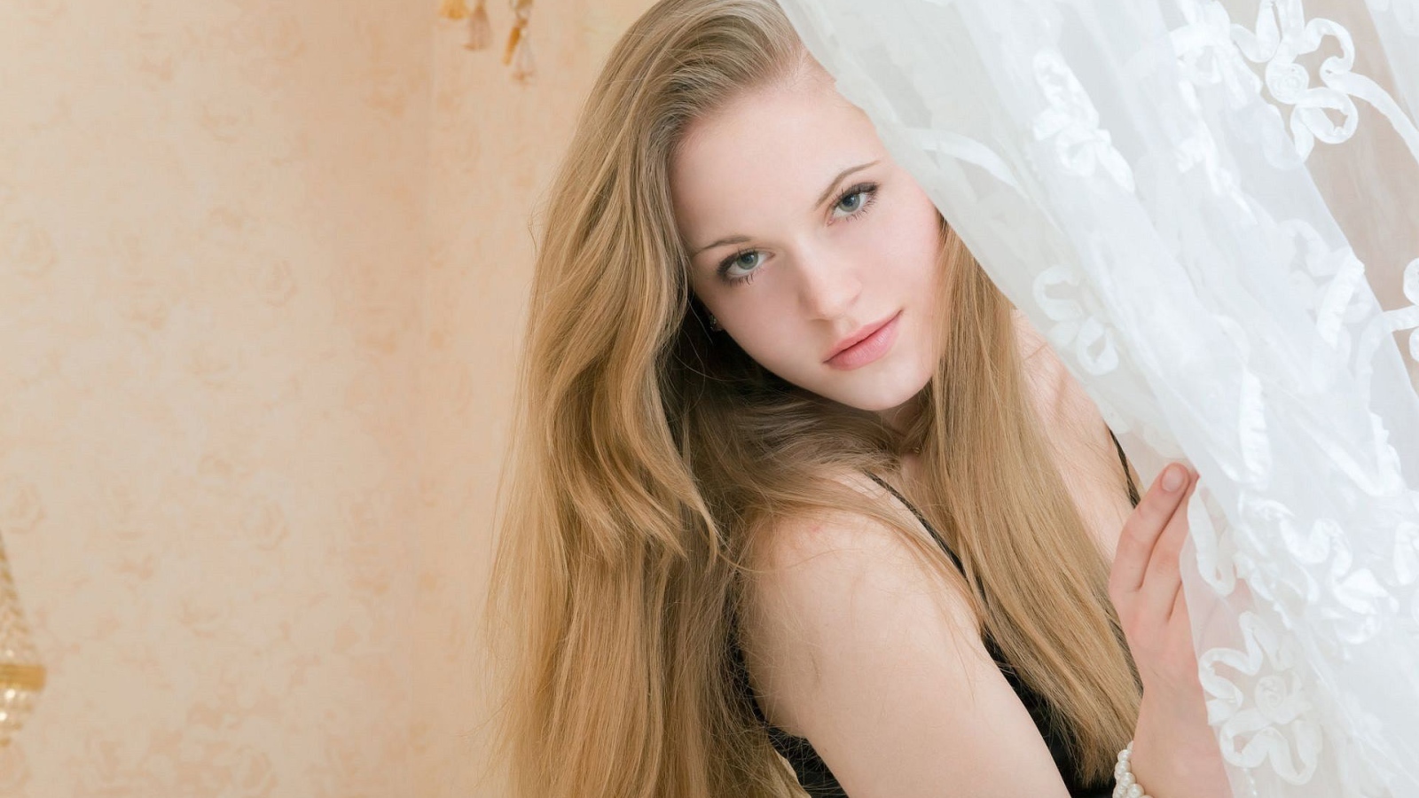 Блондинка за шторой