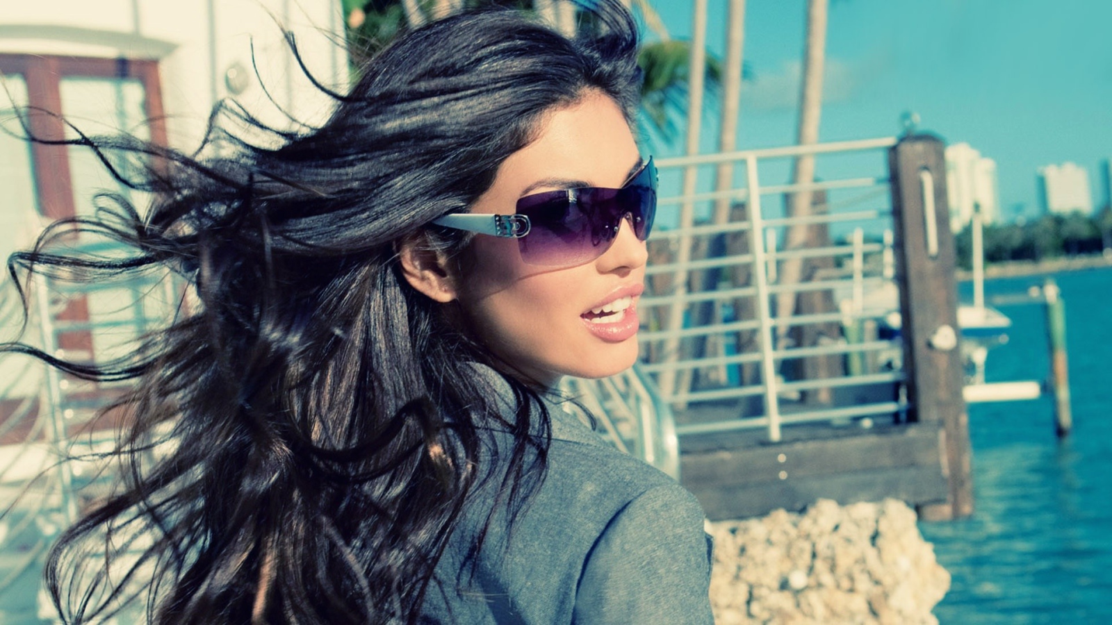 Брюнетка с пышными волосами