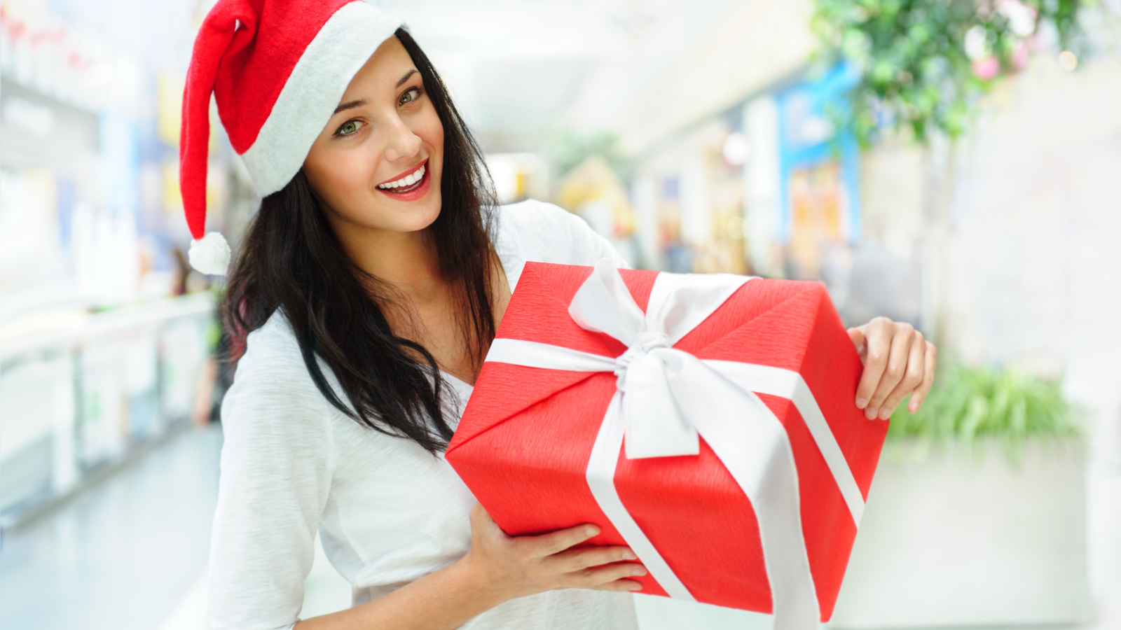 Снегурочка с подарком