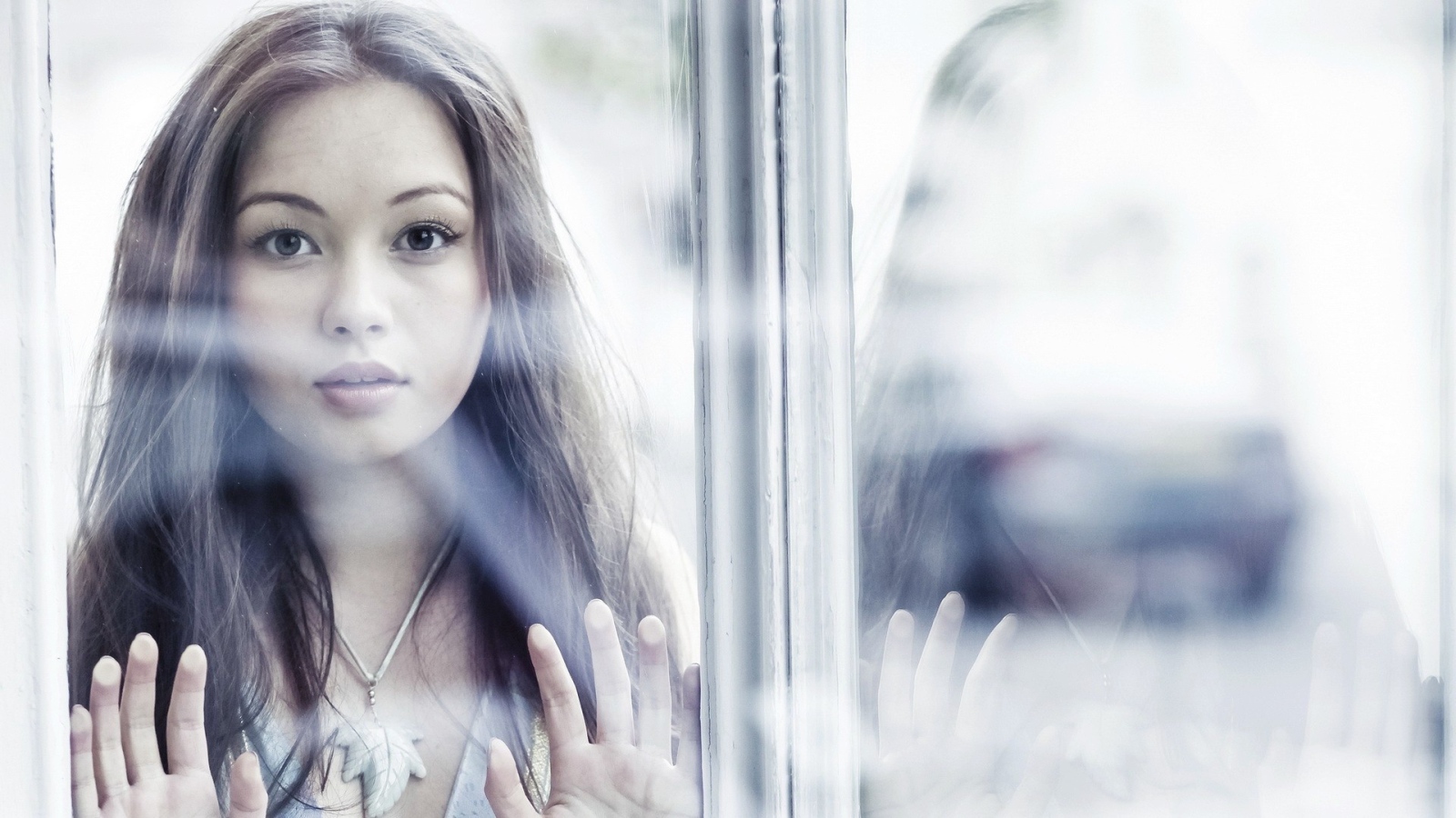 Девушка за окном
