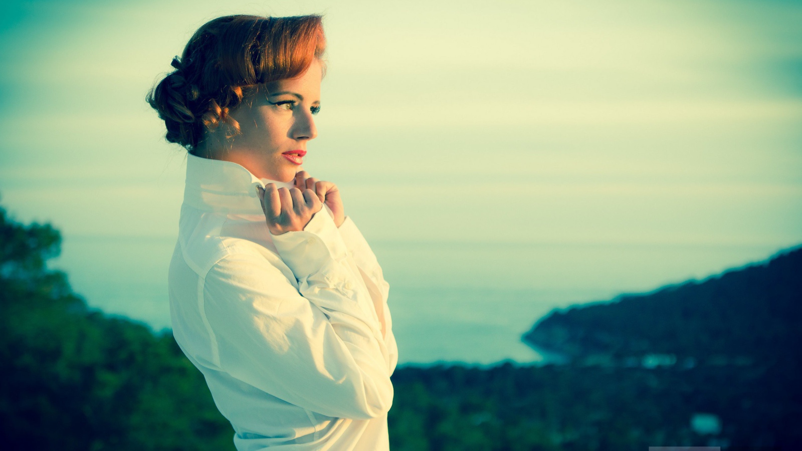 Девушка в белой куртке