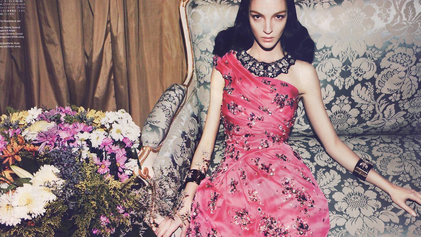 Модель в розовом платье, рекламное фото