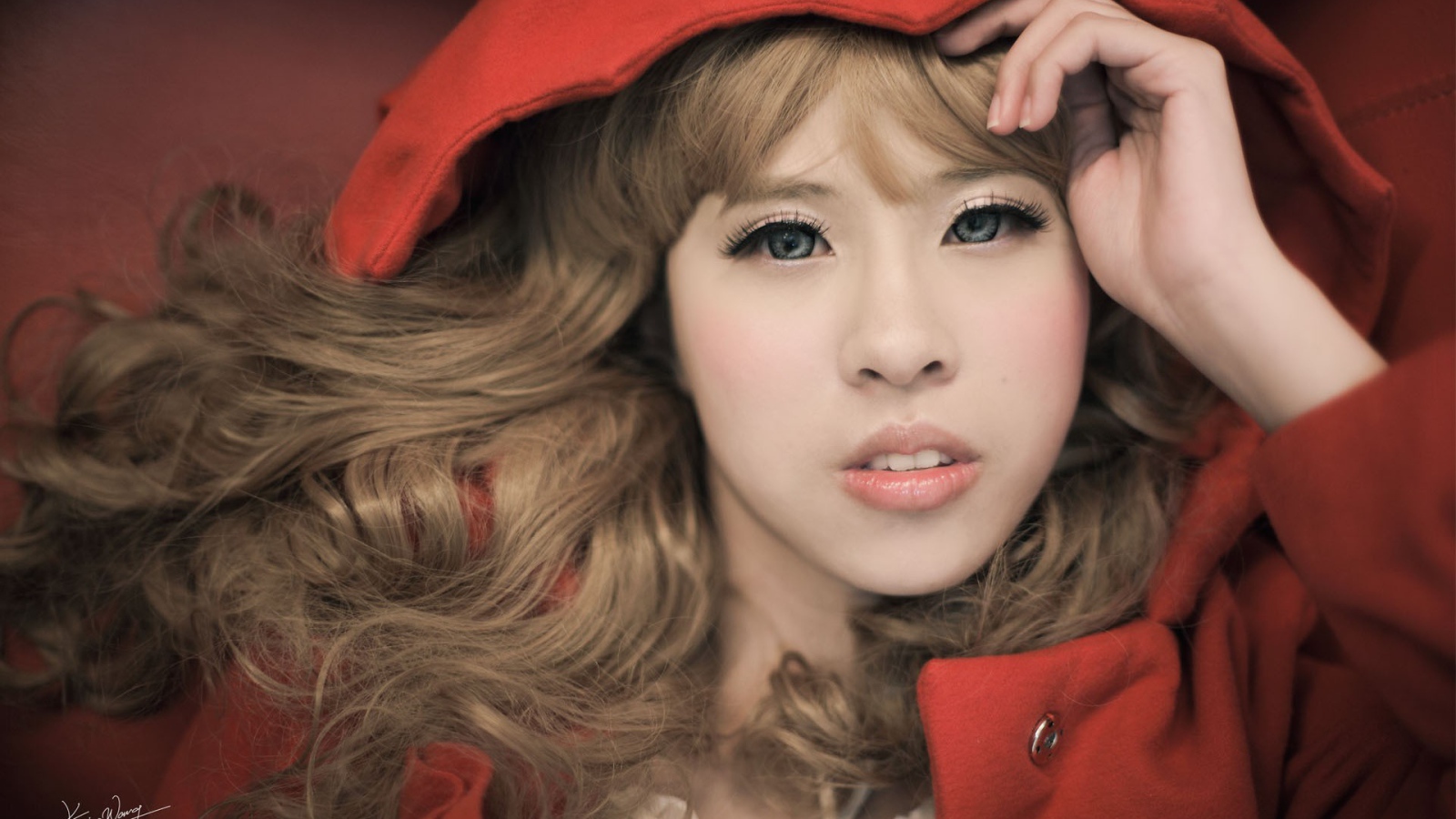 Девушка в красном пальто