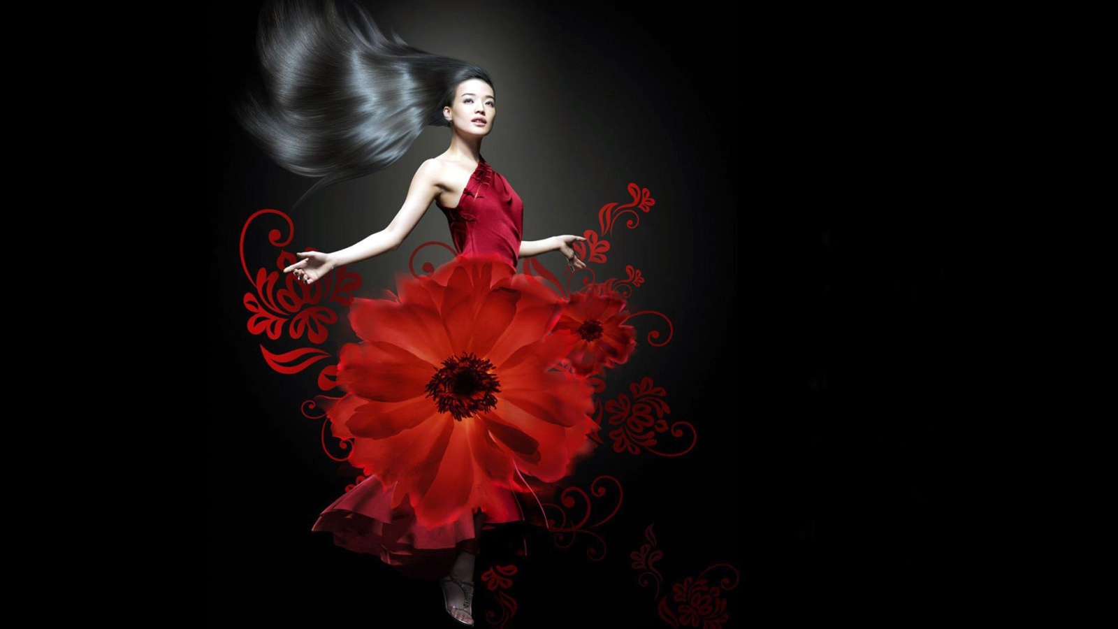 Девушка в красных цветах