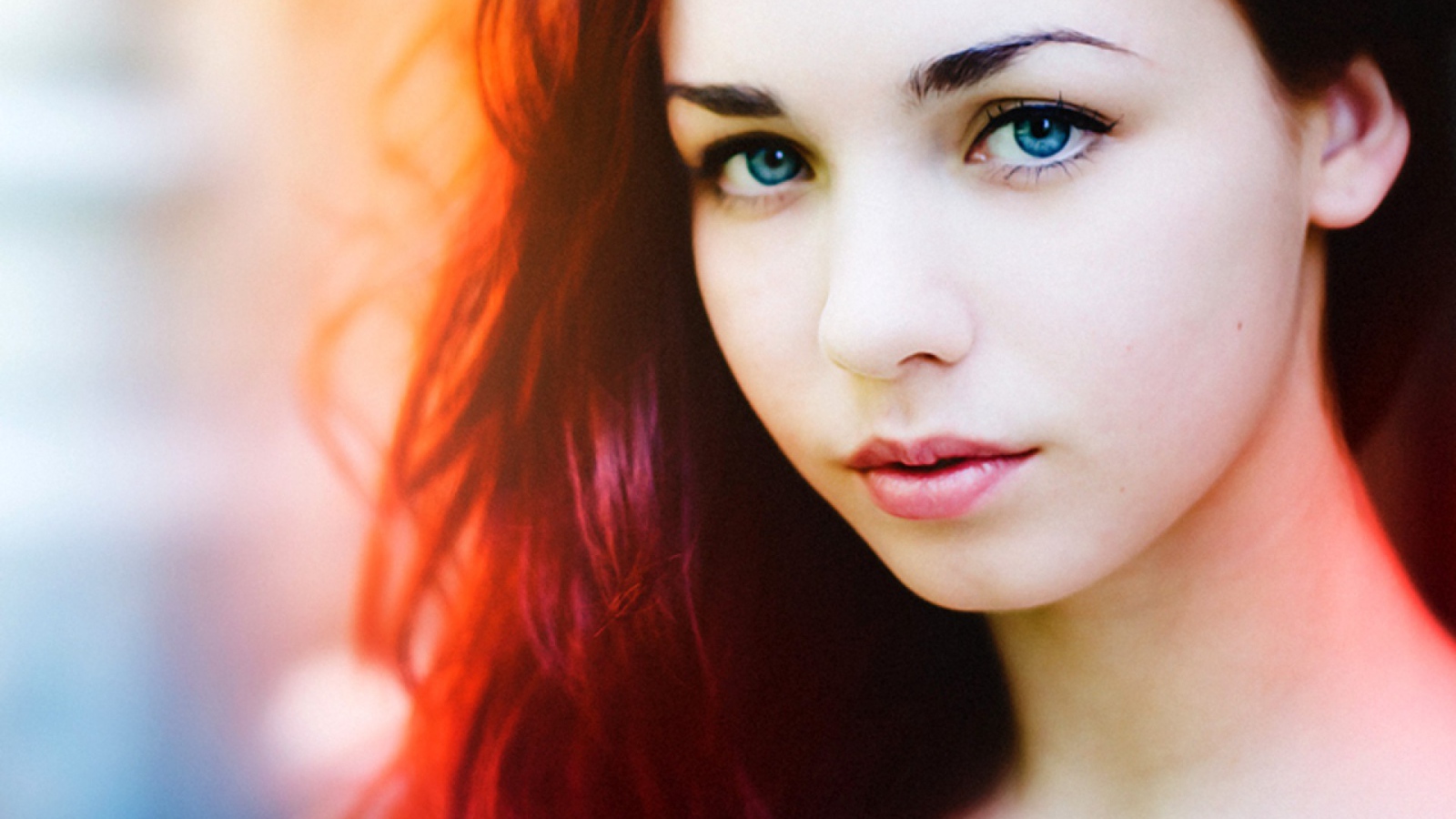 Рыжая девушка с голубыми глазами