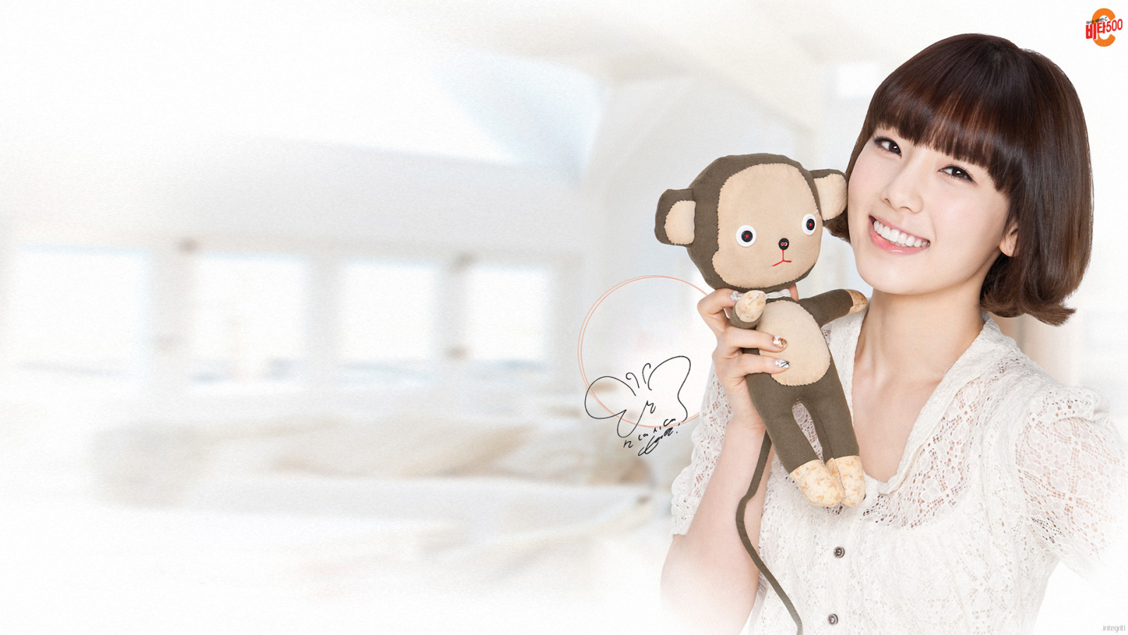 Корейская девушка с игрушкой