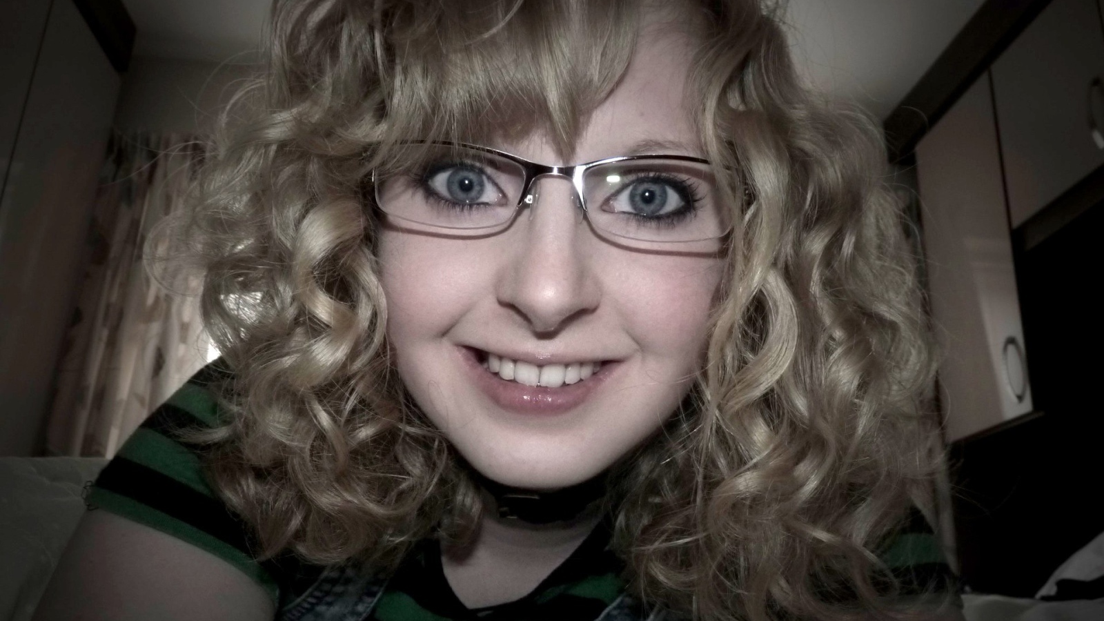 Блондинка в очках