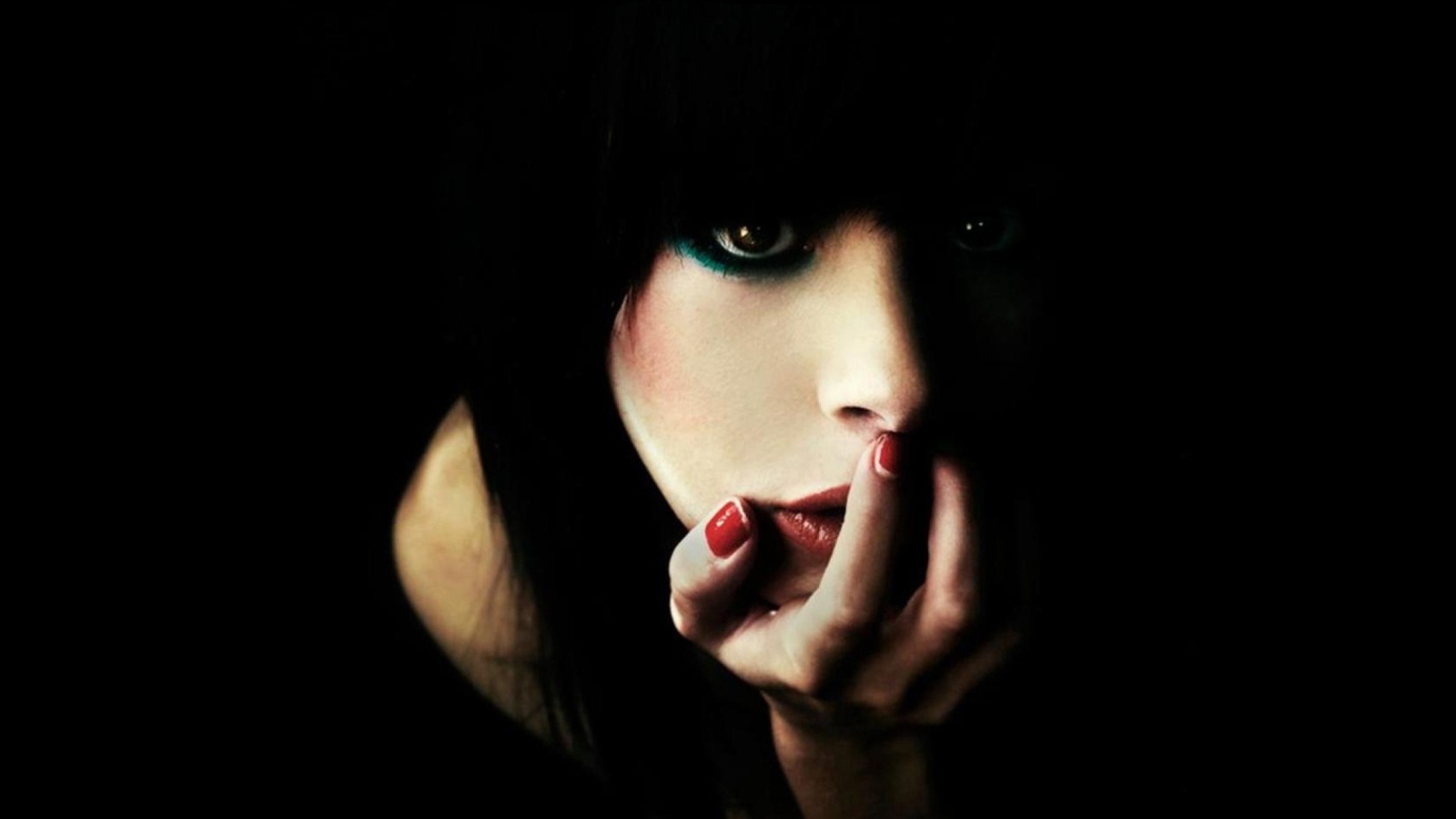 Девушка на черном фоне