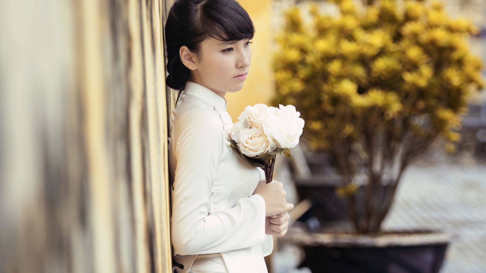 Девушка с букетом белых роз