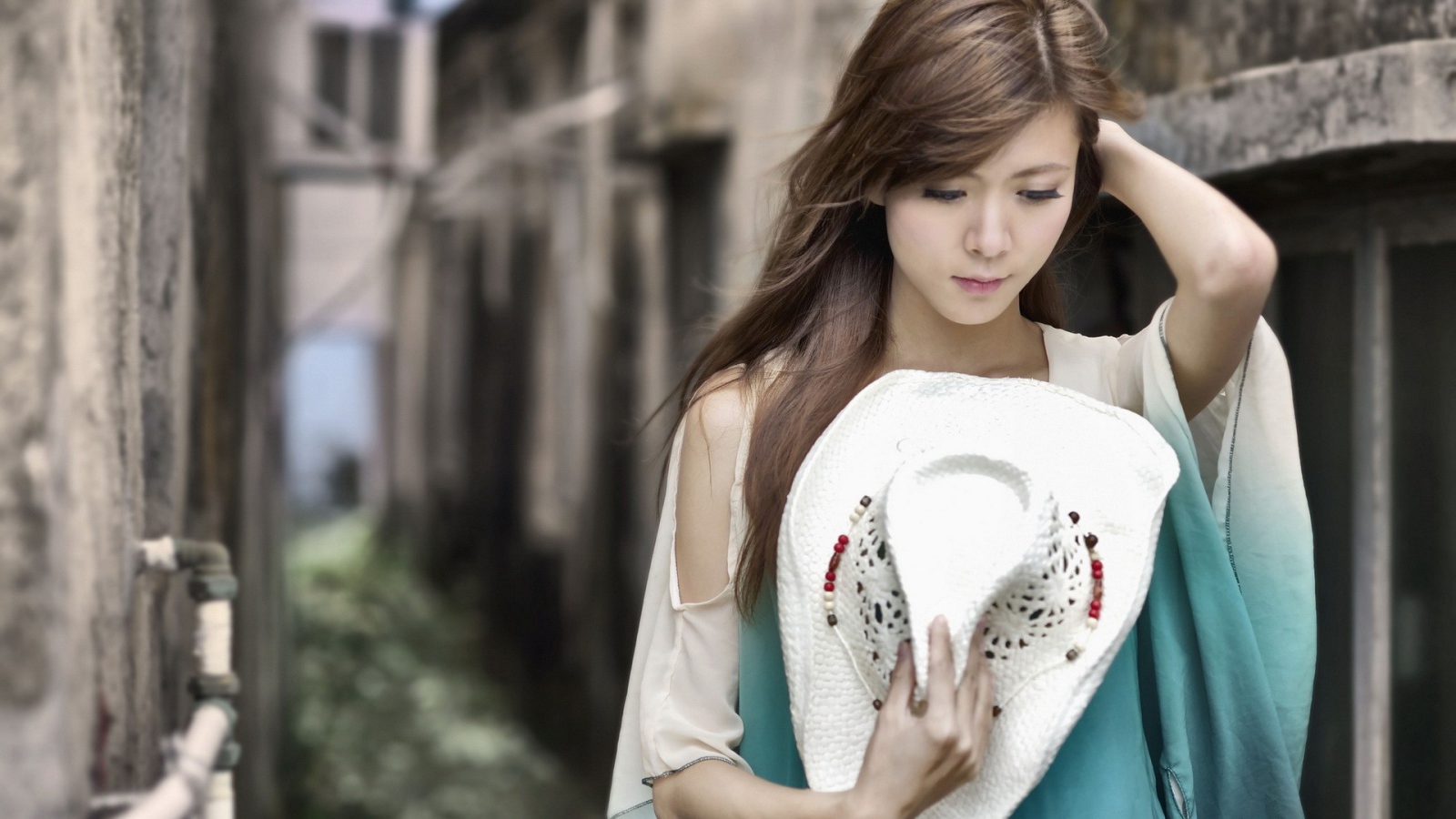 Девушка с белой шляпой