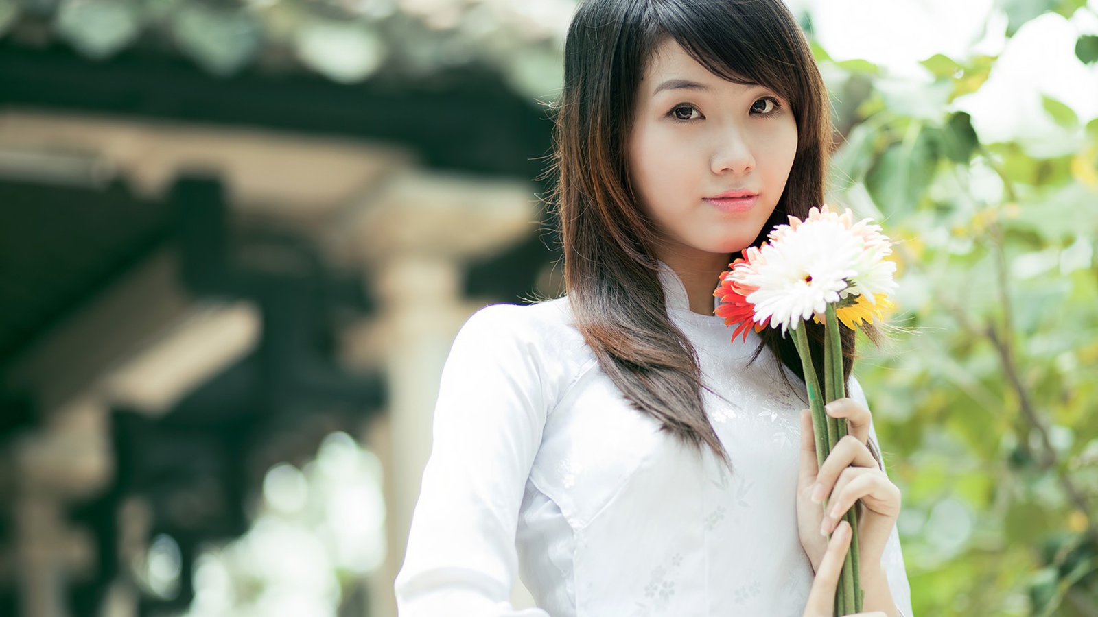 Вьетнамская девушка с цветами