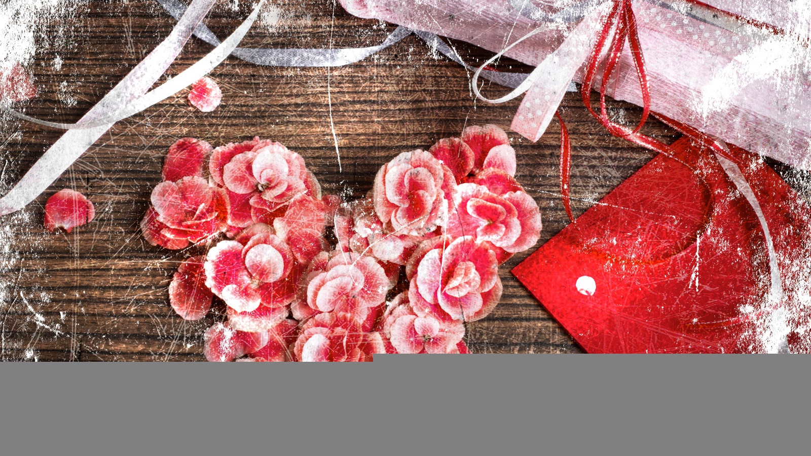 Сердечко из красных цветков