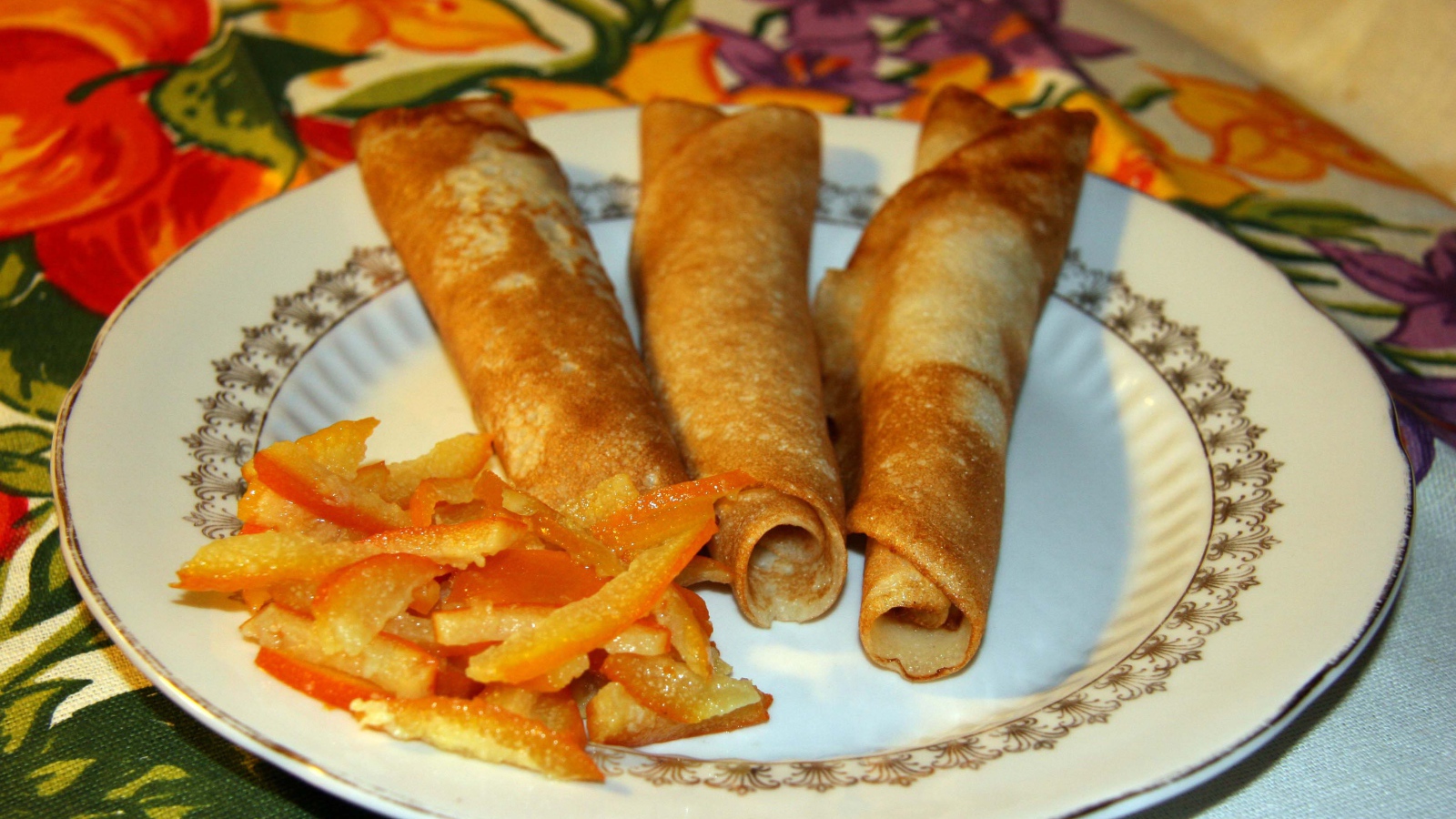 Блины на тарелке на Масленицу