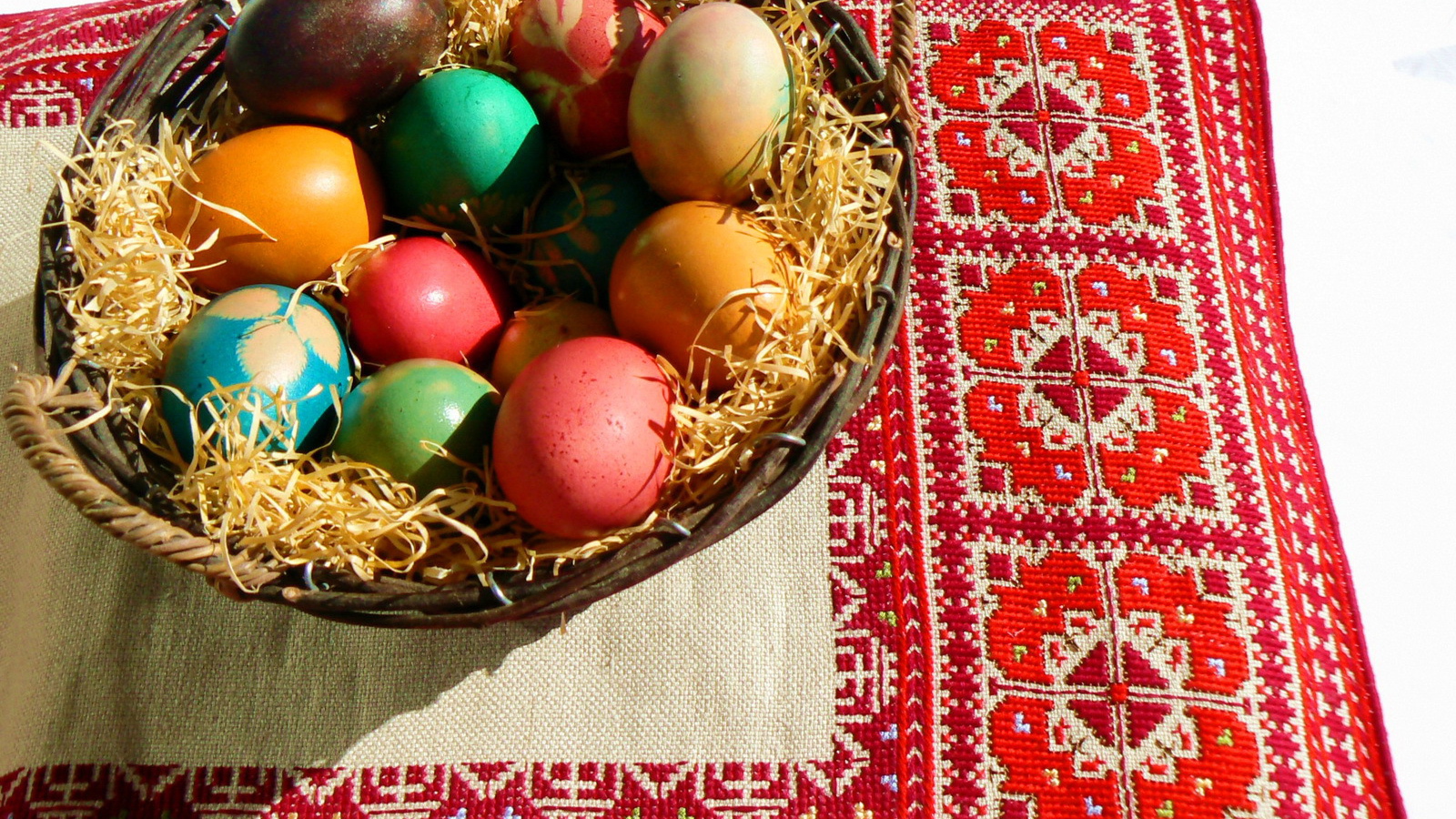 Корзина яиц на вышивке на Пасху