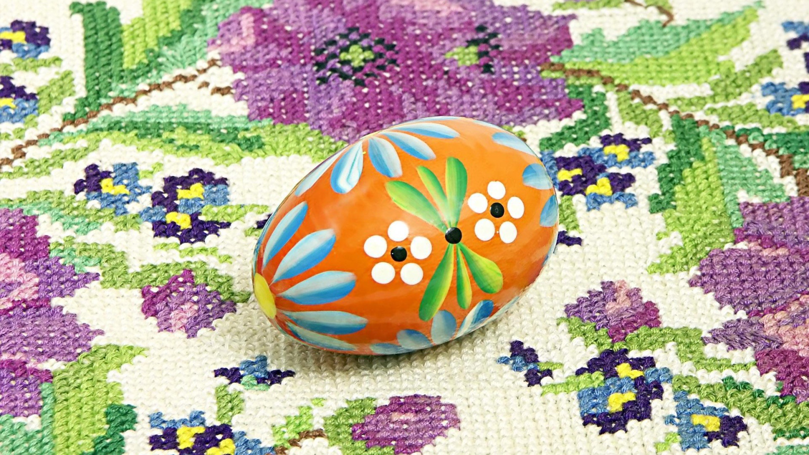 Яйцо на вышивке на Пасху