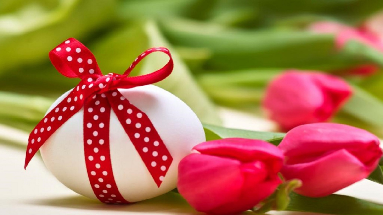 Яйцо с красным бантом на Пасху