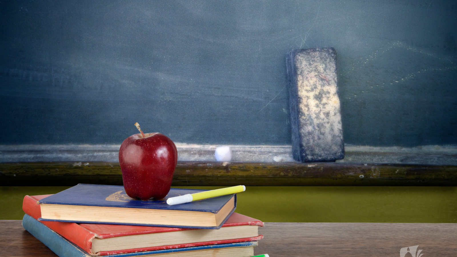 Яблоко на книгах в День знаний 1 сентября